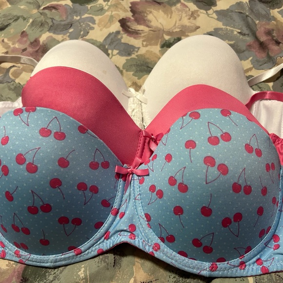 3 bras 38C - Picture 2 of 3